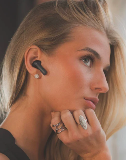 Kvinde med Wavell 3 Pro in-ear høretelefoner på i sort